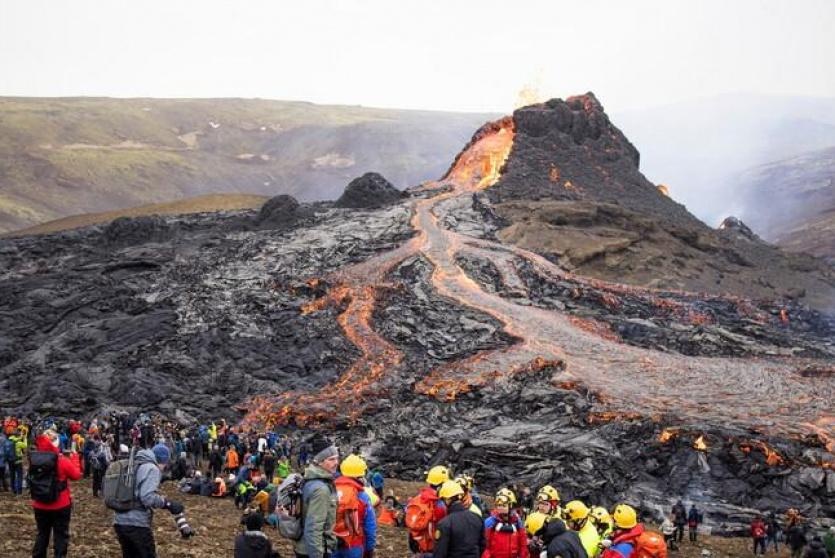 بركان أيسلندا يجذب الزوار لرؤية الحمم عن قرب 