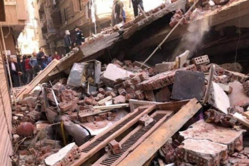 بالفيديو.. مقتل خمسة أشخاص بانهيار بناء من 10 طوابق في القاهرة