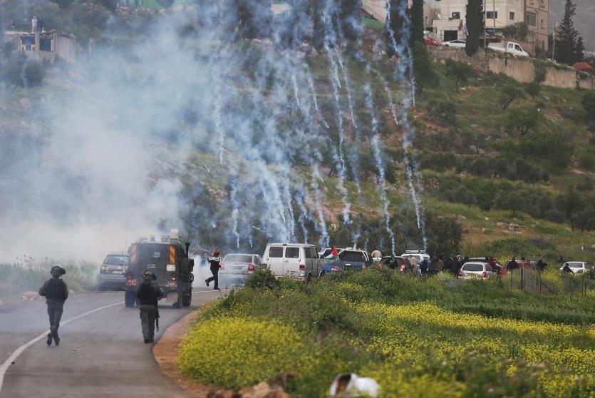 مواجهات بين الشبان وقوات الاحتلال في قرية المغير شمال شرق مدينة رام الله .. تصوير : حمزة شلش