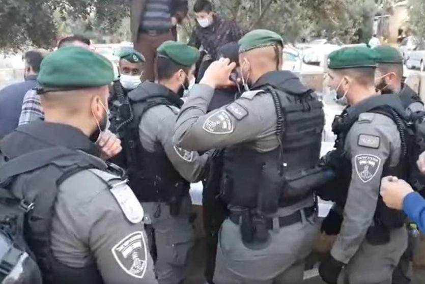قوات الاحتلال خلال منع الإفطار أمام باب الأسباط