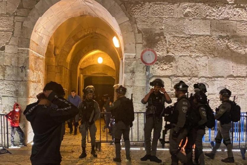 الاحتلال يشدد إجراءاته العسكرية في محيط القدس ويحد من دخول المئات للأقصى