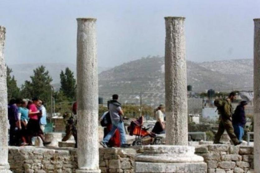 مستوطنون يقتحمون الموقع الأثري في سبسطية - ارشيف 