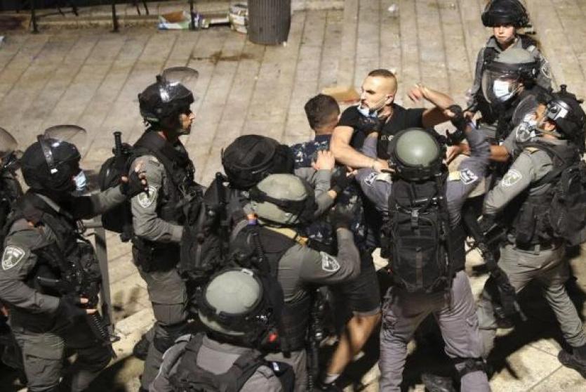 شرطة الاحتلال تعتدي وتعتقل المواطنين