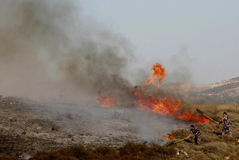 مستوطنون يحرقون محاصيل زراعية وكهفا في مسافر يطا