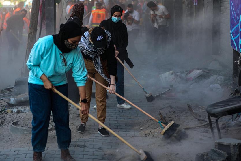 مواطنون ينظفون مدينة غزة بعد العدوان الأخير