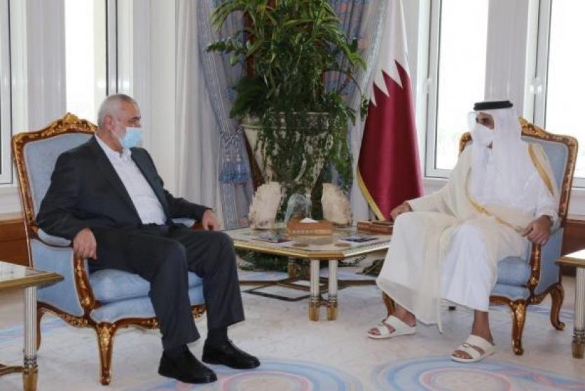 خلال لقاء أمير قطر مع اسماعيل هنية