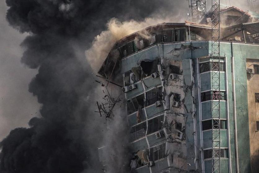 لحظة تدمير برج الجلاء في غزة