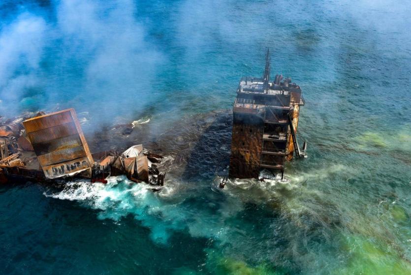 السفينة تهدد بحدوث كارثة بيئية قبالة سواحل كولومبو