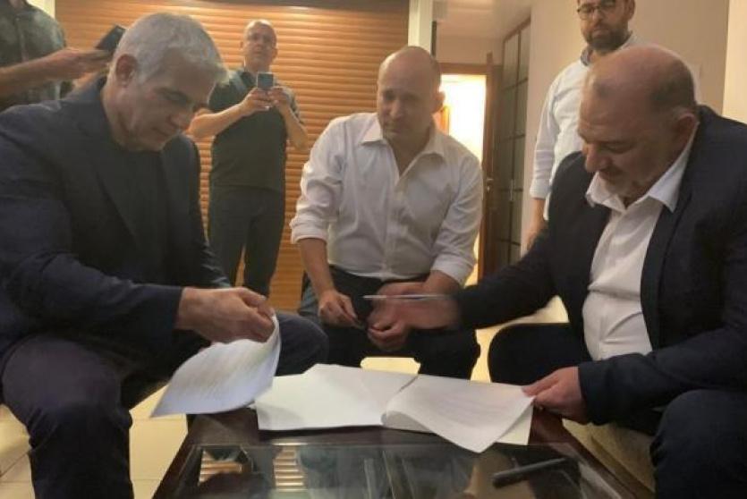 عباس وبينيت ولبيد يوقعون على اتفاق يمهّد لتشكيل حكومة