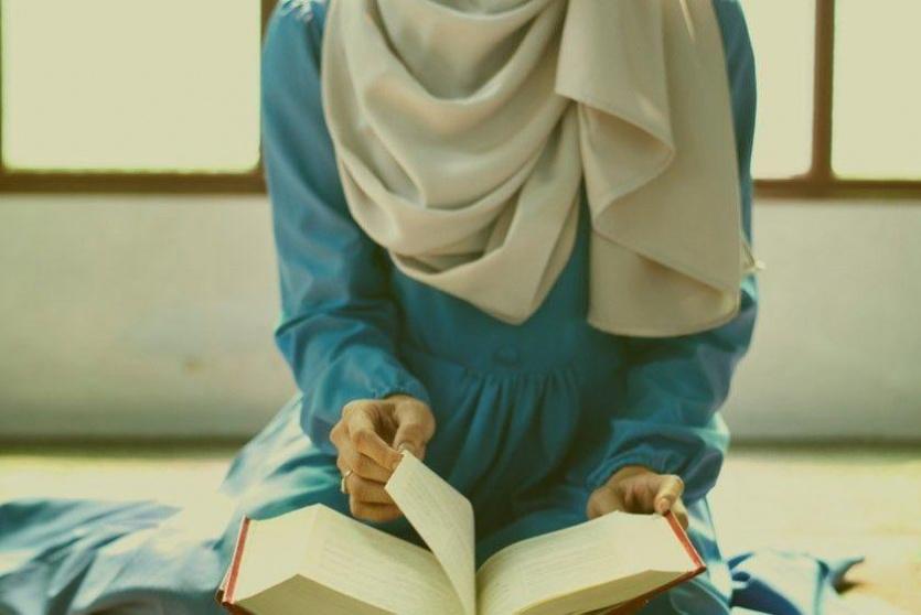 فتاة تقرأ القرآن الكريم