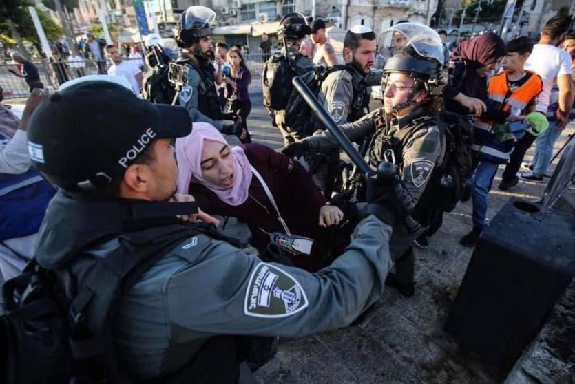 شرطة الاحتلال تعتدي على فتاة فلسطينية 