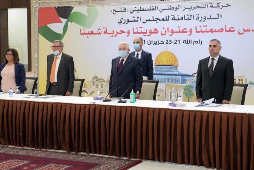 الرئيس محمود عباس خلال جلسة ثوري فتح