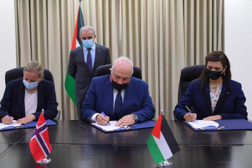 أثناء توقيع الاتفاقية لدعم الجهاز المركزي للإحصاء الفلسطيني