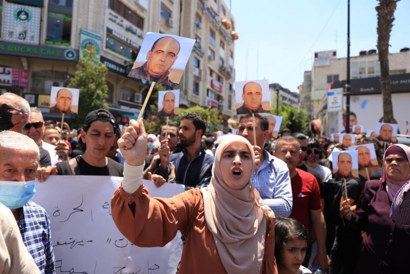 آلاف المتظاهرين في رام الله تنديدا بوفاة الناشط بنات