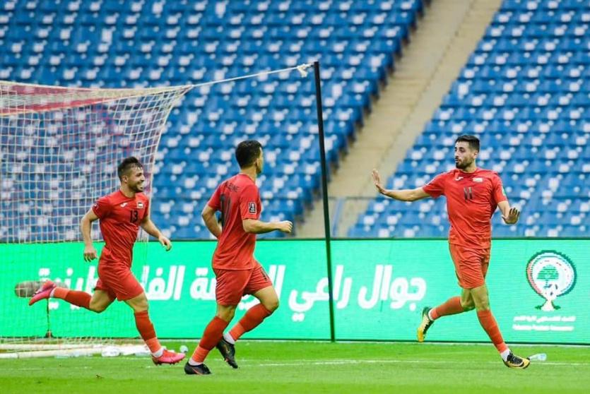 لاعب منتخبنا الوطني عدي الدباغ يحتفل بتسجيل هدف-أرشيفية