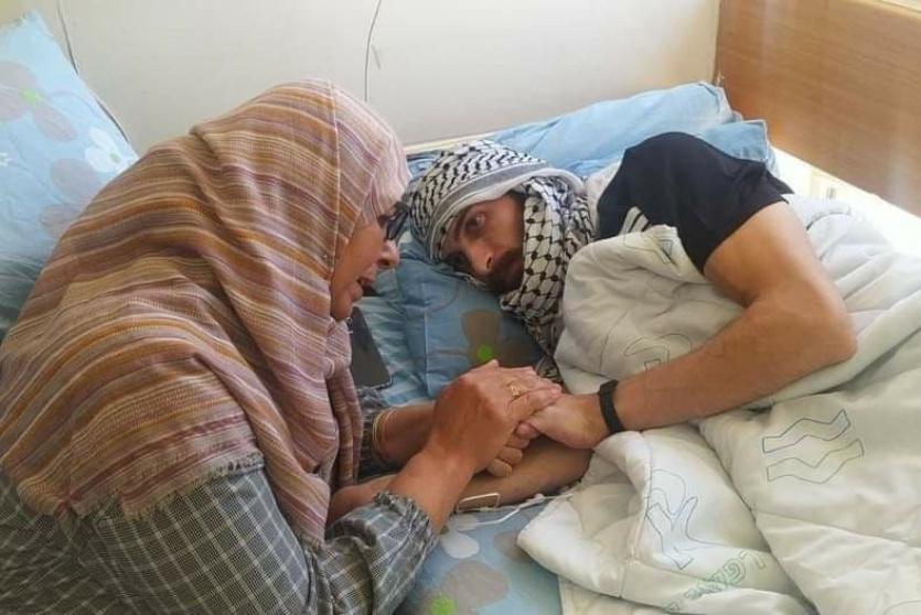 الأسير أبو عطوان ووالدته في المستشفى