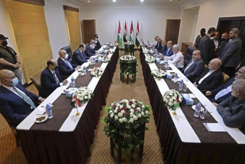 الوفد المصري خلال لقاء مع قادة حماس في غزة