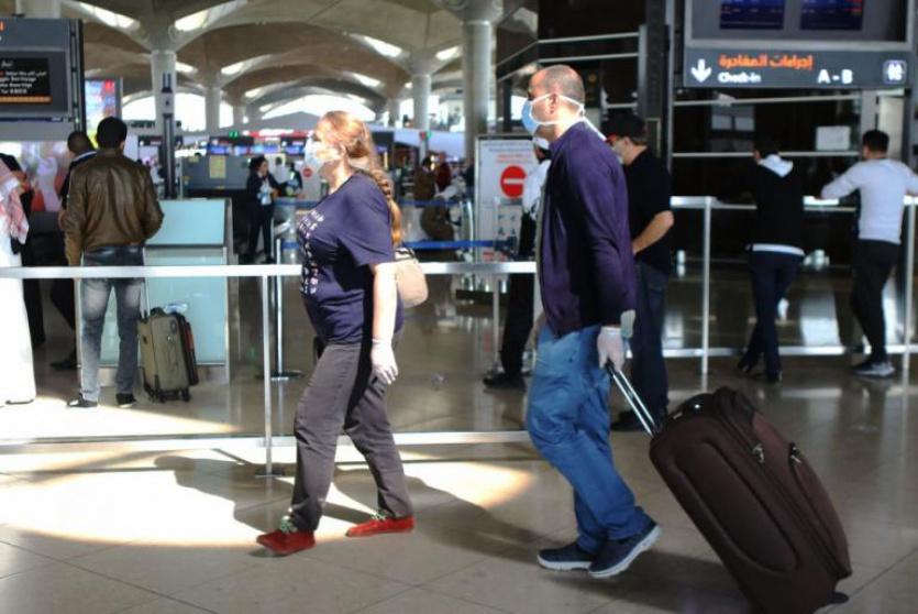 مسافرين عبر مطار الأردن - ارشيف