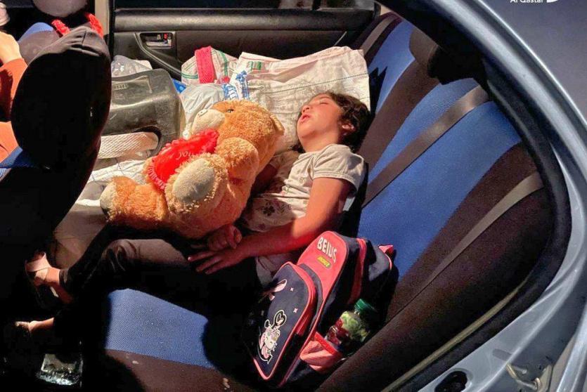 طفلة تنام في السيارة جراء هدم الاحتلال منزلها بالقدس الليلة