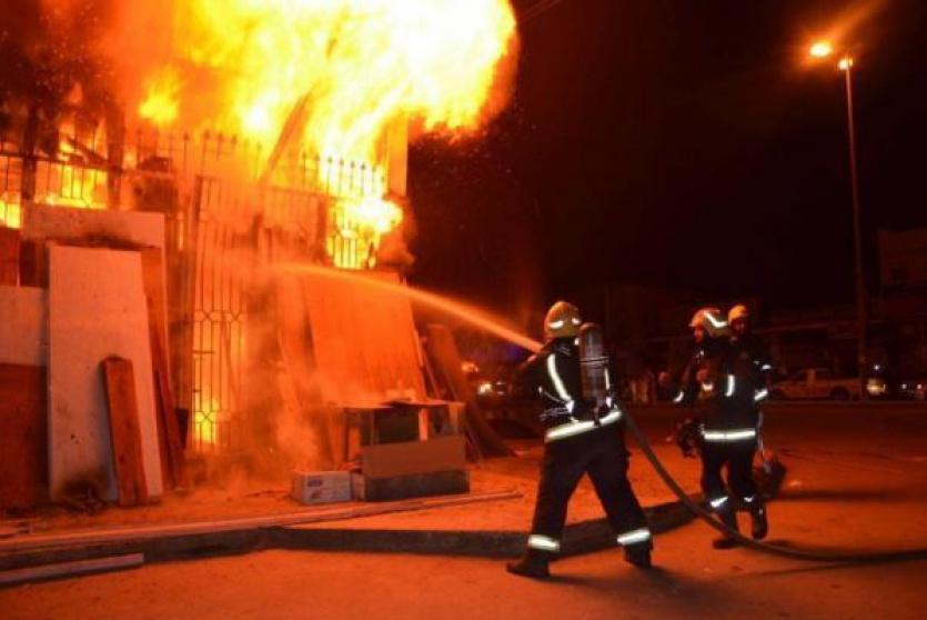 الدفاع المدني يخمد حريقا في غزة - ارشيف