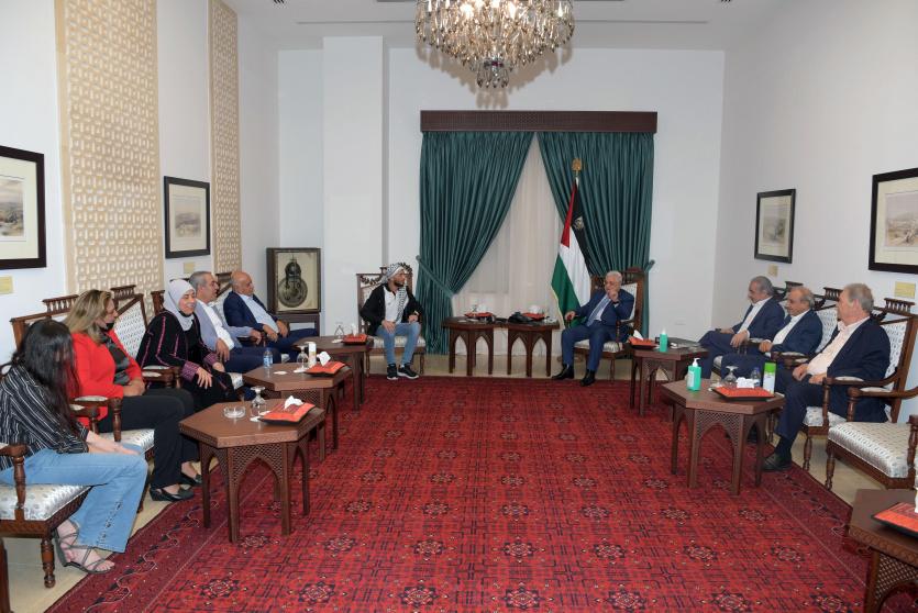 الرئيس عباس يستقبل الأسير المحرر الغضنفر أبو عطوان