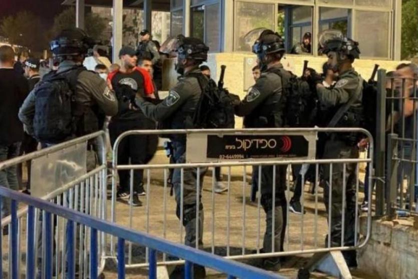 نشر حواجز معدنية بمنطقة باب العامود