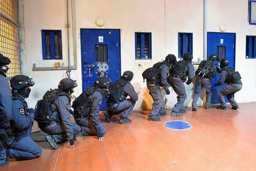 قوات القمع تقتحم أقسام الأسرى في سجون الاحتلال - أرشيف