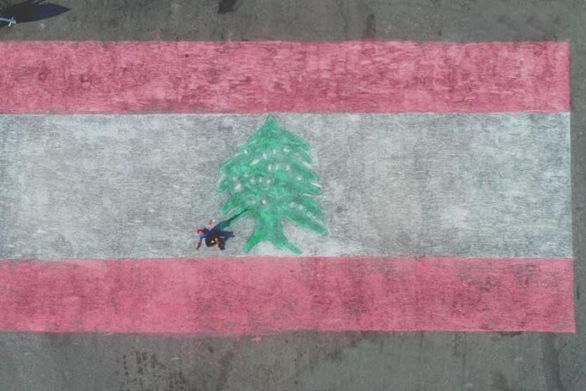 رسم العلم اللبناني بالطبشور