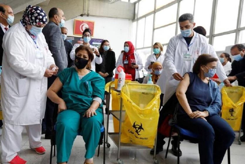 تطعيم أشخاص في تونس