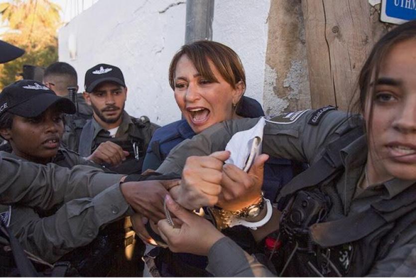 قوات الاحتلال تعتدي على صحفية فلسطينية