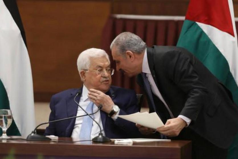 الرئيس محمود عباس ورئيس الوزراء محمد اشتية -أرشيف-