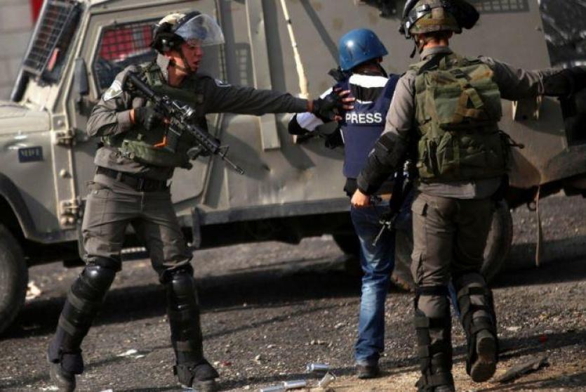 جنود الاحتلال يعتدون على مصور صحفي - أرشيف