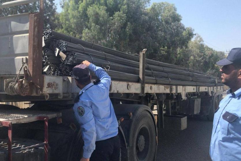 إدخال شاحنات حديد إلى قطاع غزة 