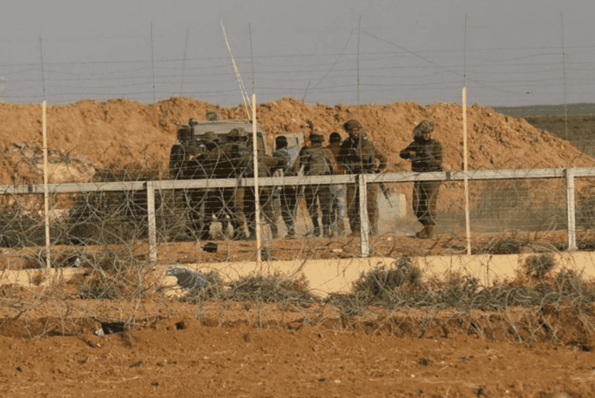 اعتقال شبان على حدود غزة - ارشيف