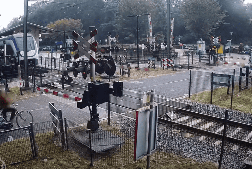 لحظة نجاة الفتاة من الدهس