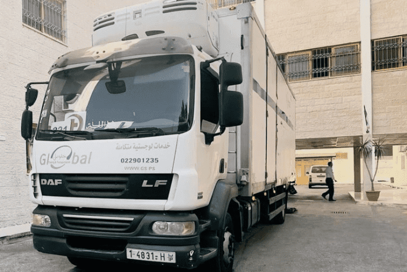 شاحنة تحمل لقاحات فايزر إلى غزة