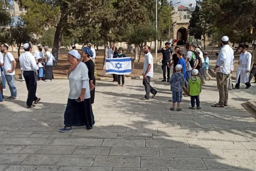 مستوطنون يرفعون العلم الإسرائيلي في الأقصى