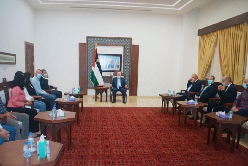 خلال لقاء الرئيس ب فرق الفن الشعبي والدبكة والفلكلور الفلسطينية
