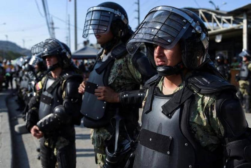 القوات الخاصة أثناء محاولة السيطرة على السجن بالإكوادور