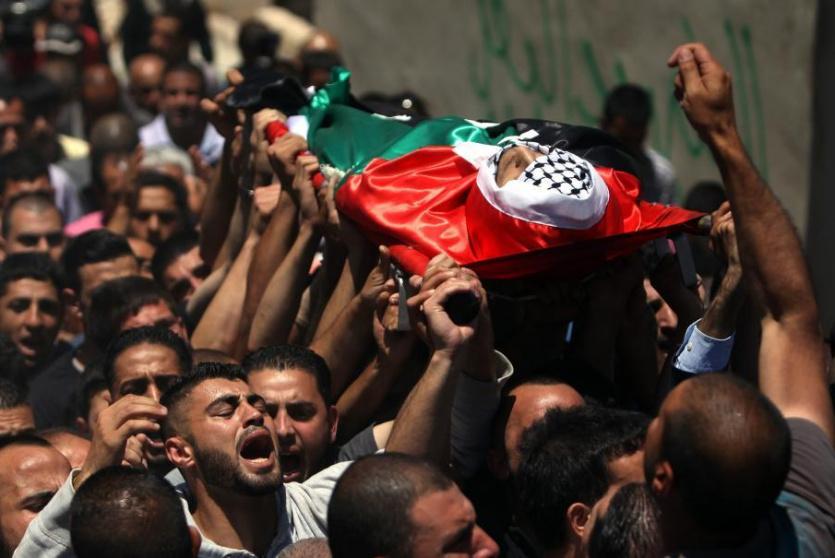 جماهير فلسطينية غفيرة تشيع جثمان الشهيد الفتى مؤمن جابر