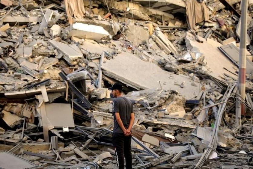 أرشيف - قصف منازل في غزة 