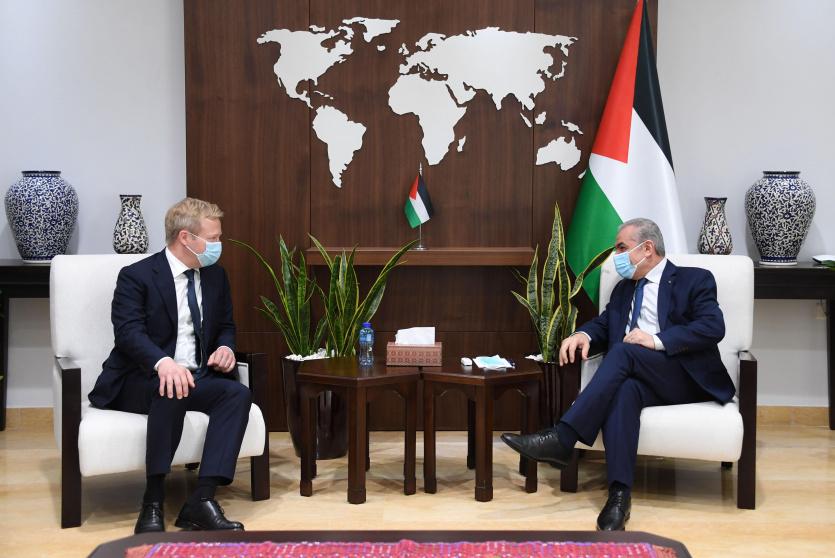 اشتيه خلال لقاءه المبعوث الأوروبي 