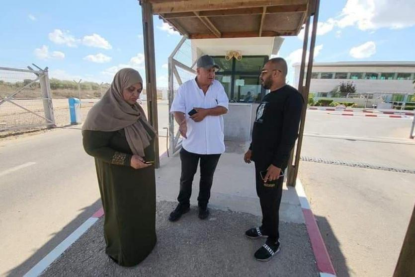 الأسيرة نسرين أبو كميل داخل حاجز بيت حانون