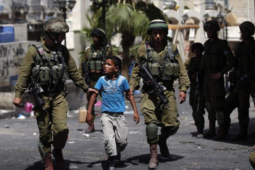 الاحتلال يعتدي على أطفال فلسطينيين