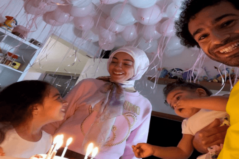 محمد صلاح يحتفل بعيد ميلاد ابنته