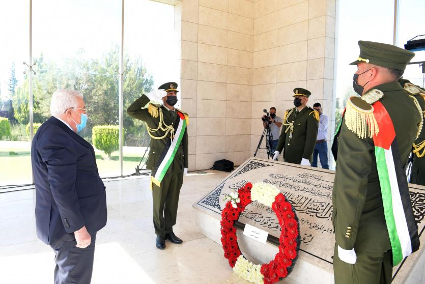الرئيس عباس يضع إكليلا من الزهور على ضريح 