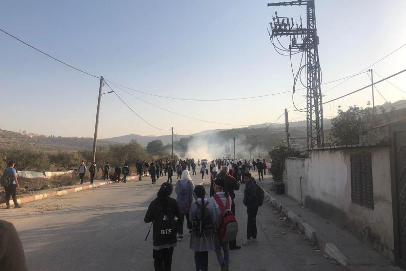 إصابات بالاختناق بعد مهاجمة الاحتلال طلبة مدارس اللبن الشرقية