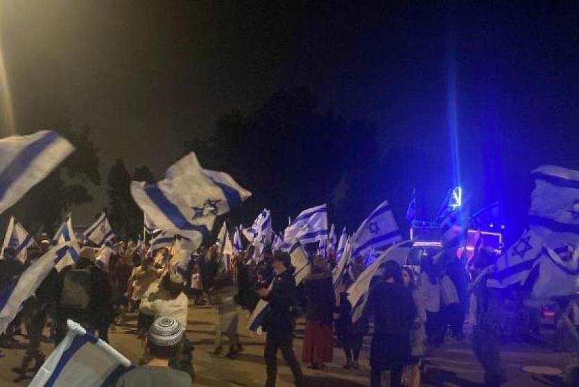 المستوطنون يرفعون الأعلام الإسرائيلية في اللد
