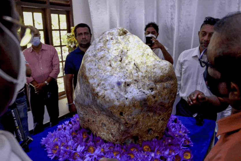 أكبر حجر كريم في العالم بوزن 310 كيلوغرامات