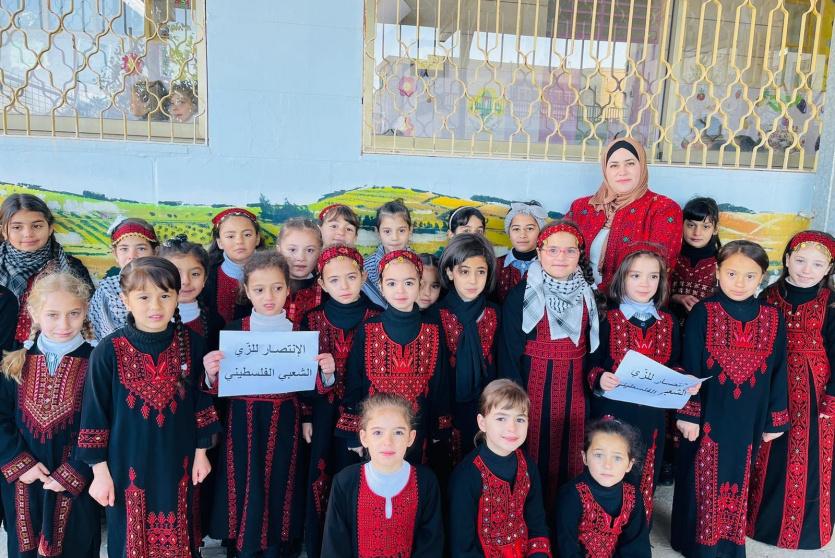 طلبة مدارس فلسطين يتزينون بالزي الشعبي